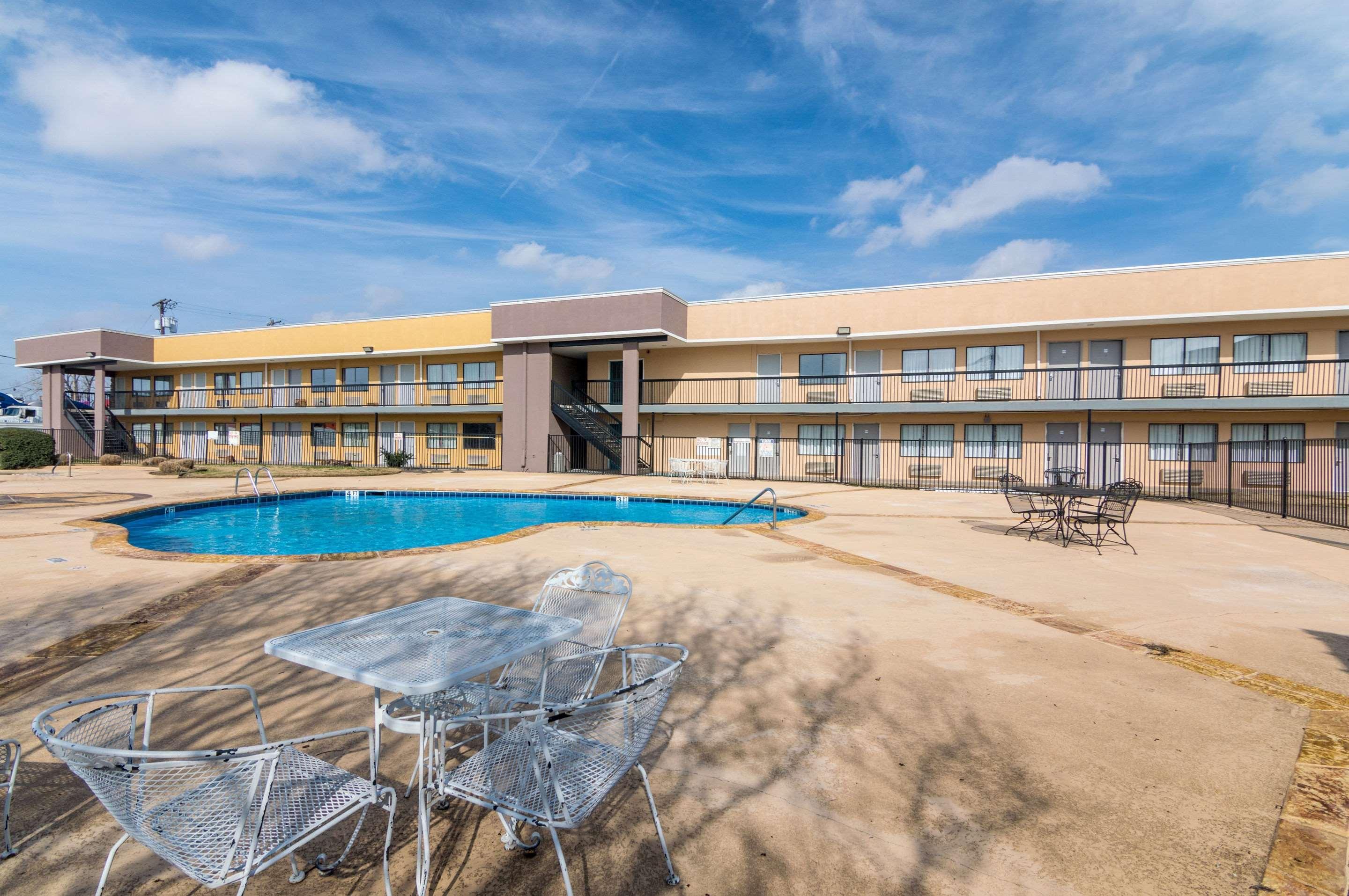 Rodeway Inn Arlington Exteriör bild